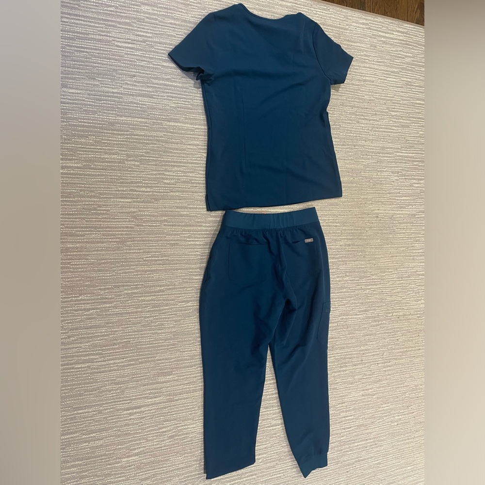 Figs scrub set- Catarina top size small Zamora pants size M - Picture 4 of 4